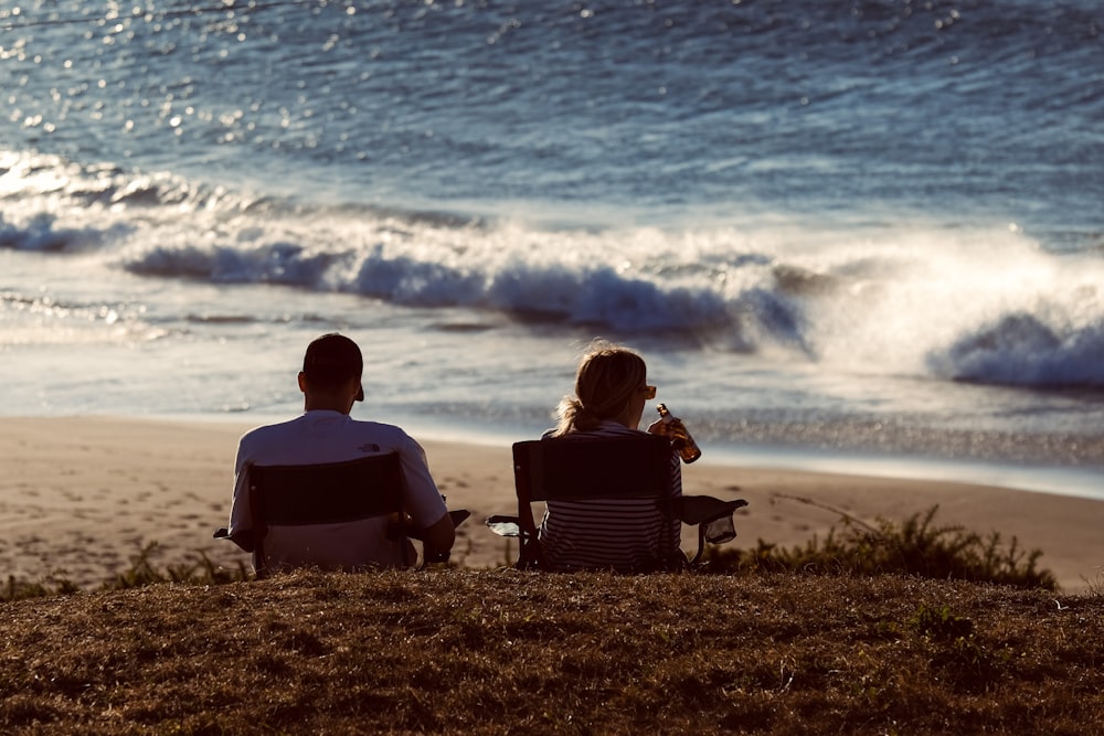 Una pareja sentada en una playa