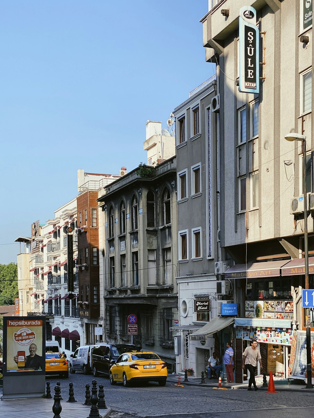 une rue avec des voitures et des bâtiments de chaque côté