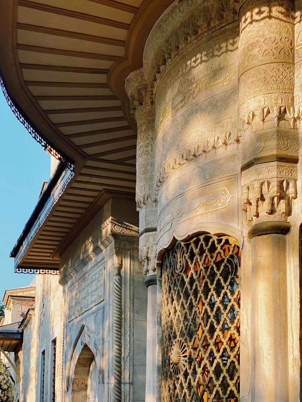 un bâtiment avec une grande porte cintrée