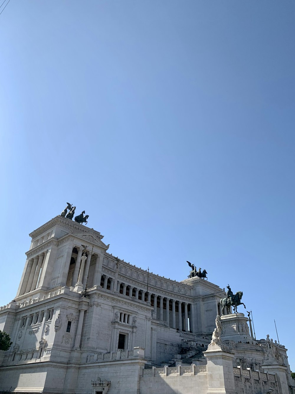 Un edificio con estatuas en la parte superior