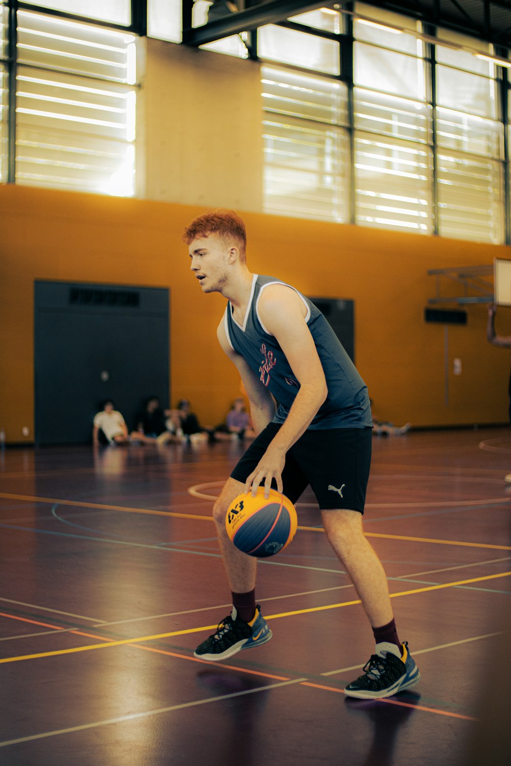 una donna che tiene un pallone da basket