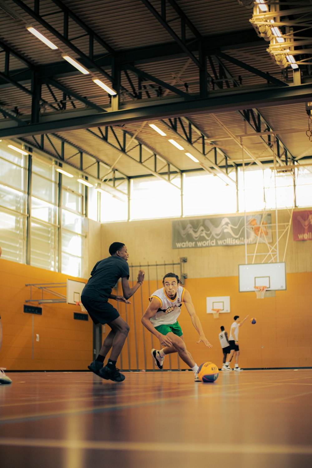 Foto Um grupo de pessoas jogando basquete – Imagem de Basquete