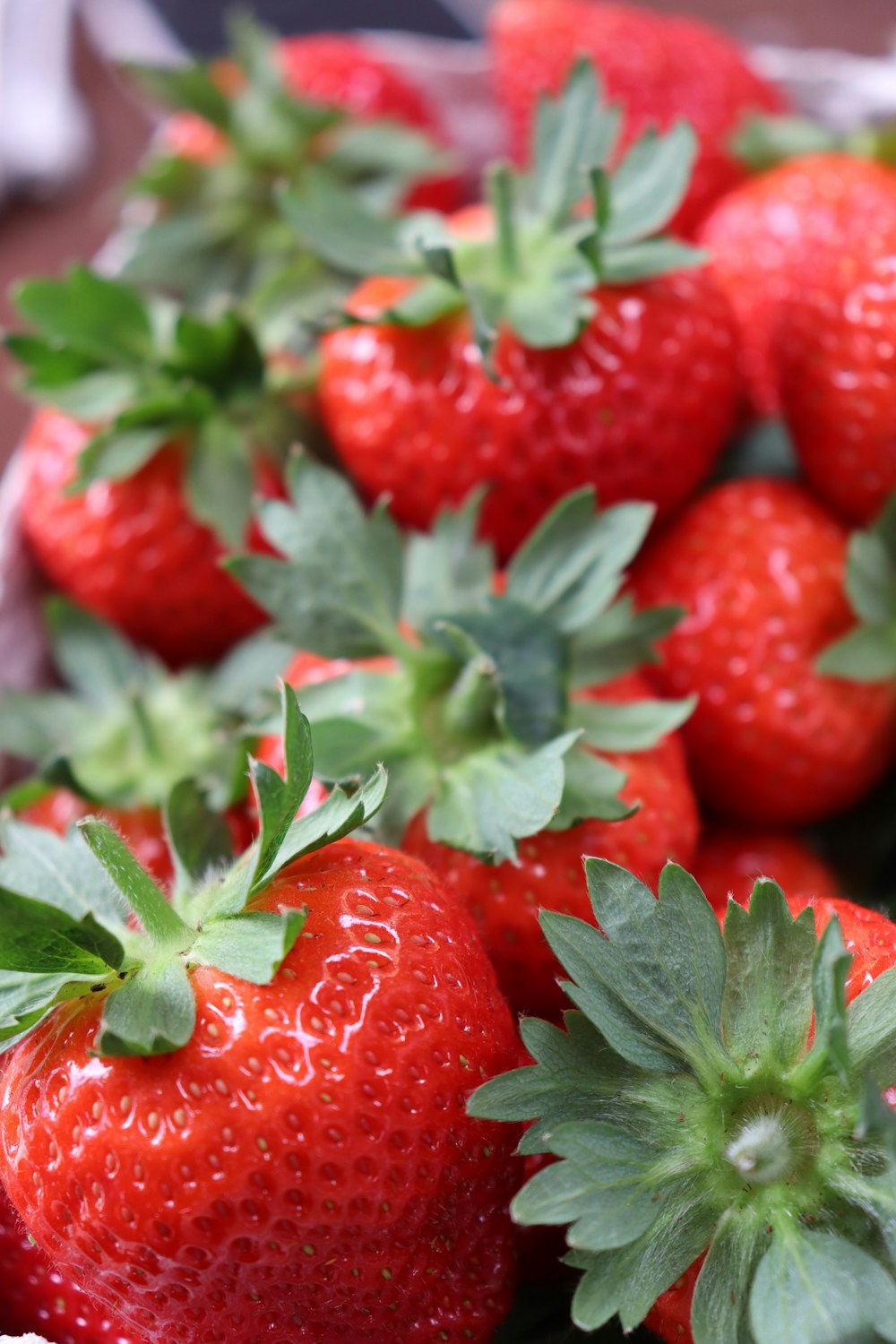 un groupe de fraises