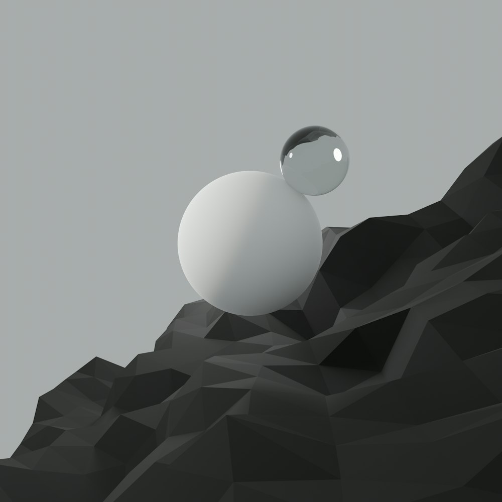 une boule blanche sur une surface grise