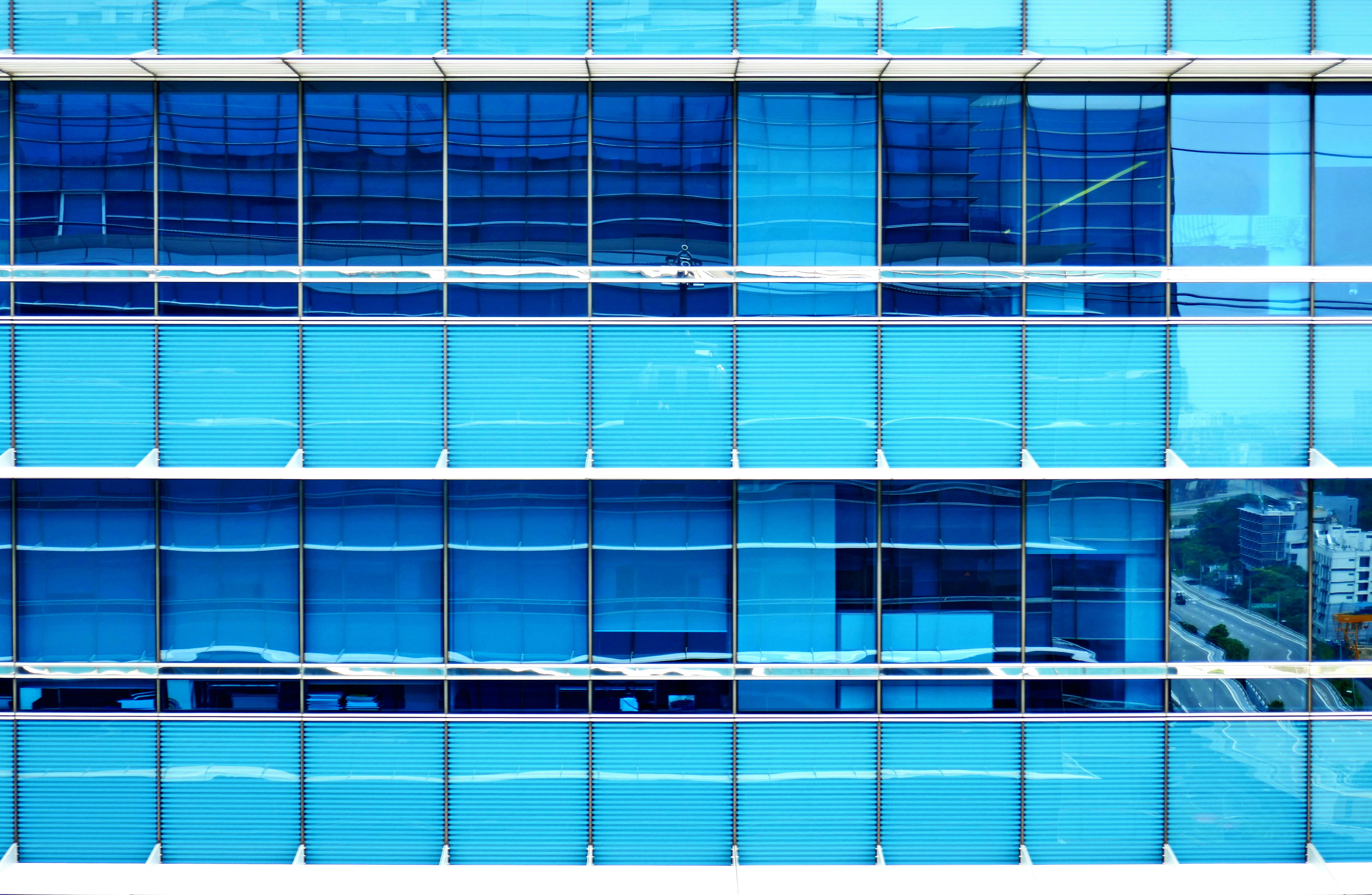 Ein Gebäude mit vielen Fenstern