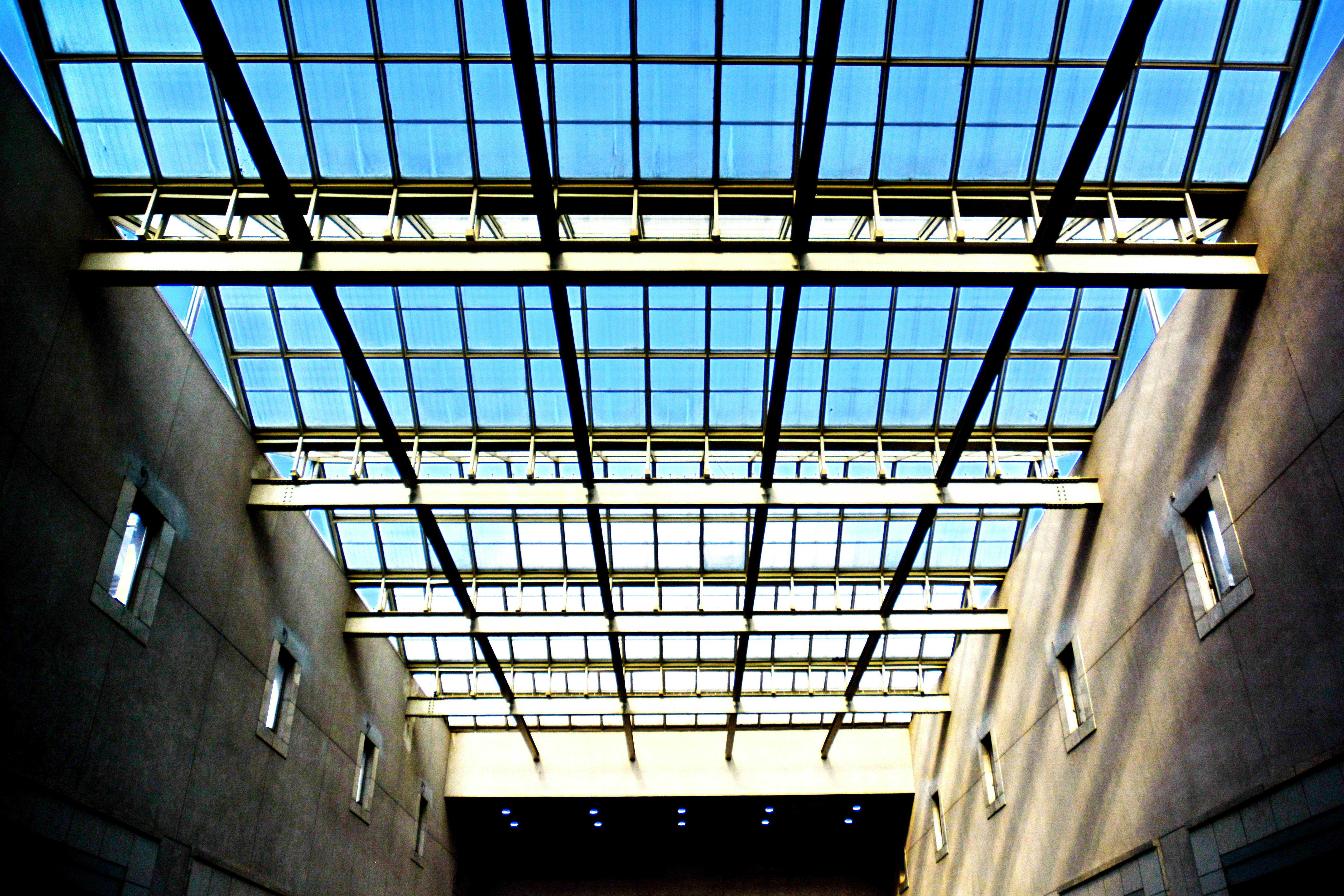 eine große Glasdecke