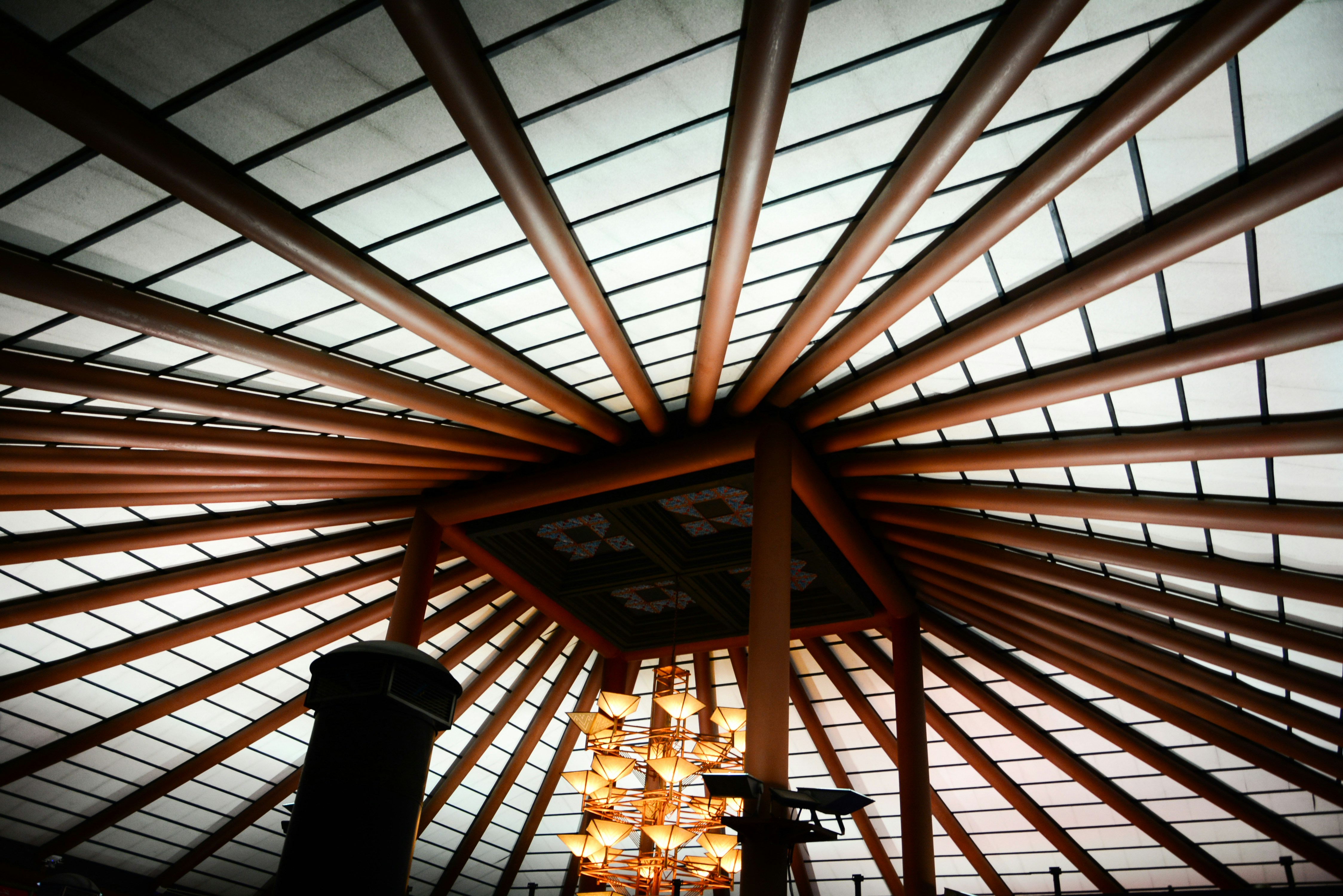 ein Raum mit einer Decke mit Licht und einem großen Fenster