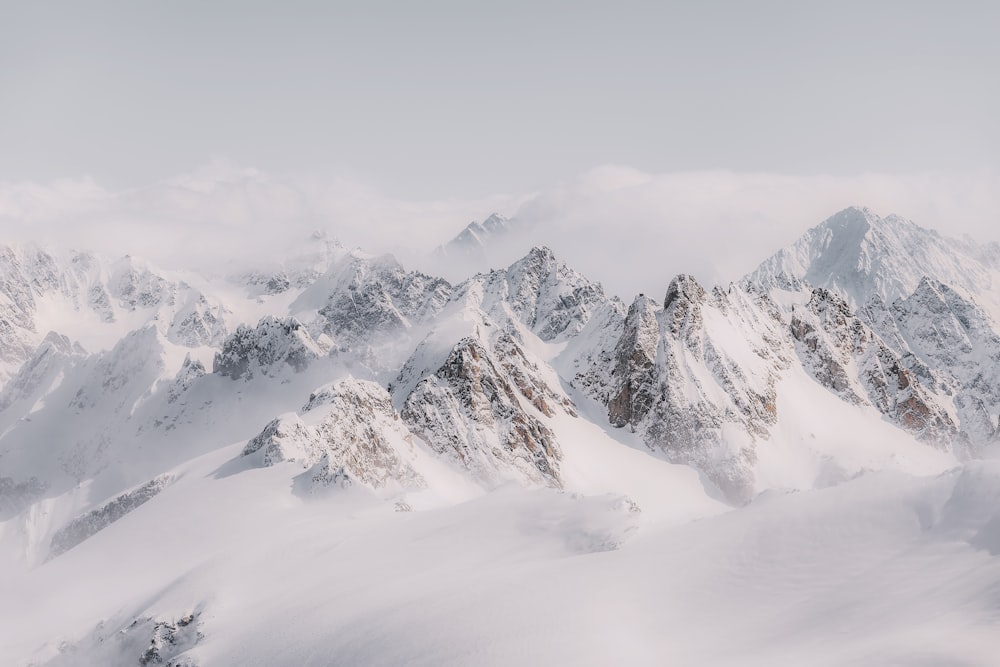 Une montagne enneigée avec des nuages