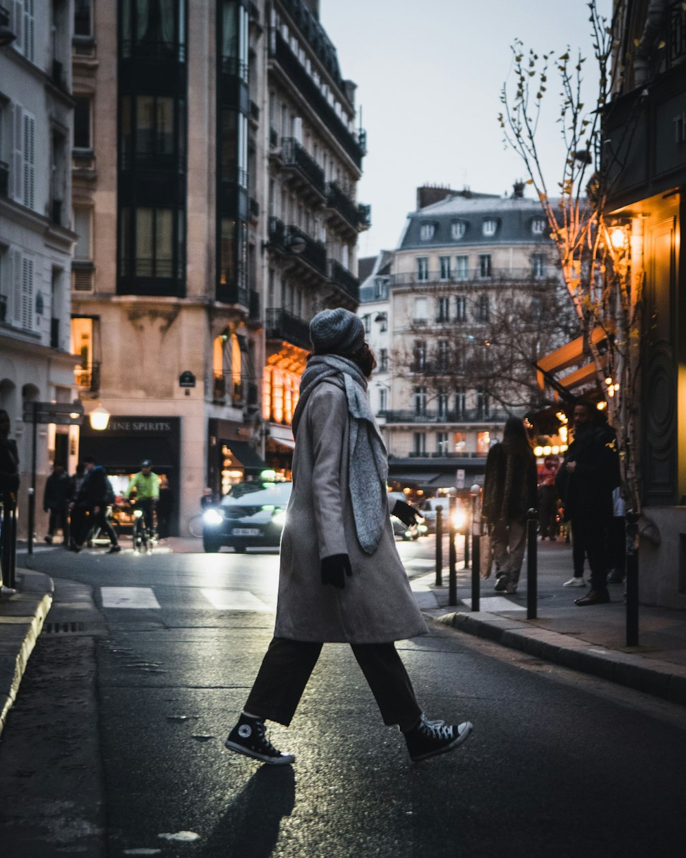 Eine Person in einem Kleidungsstück, die eine Straße entlang geht