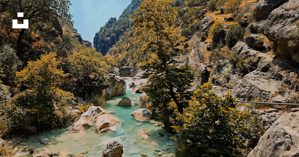 Un río con rocas y árboles foto – Imagen de Irak gratuita en Unsplash