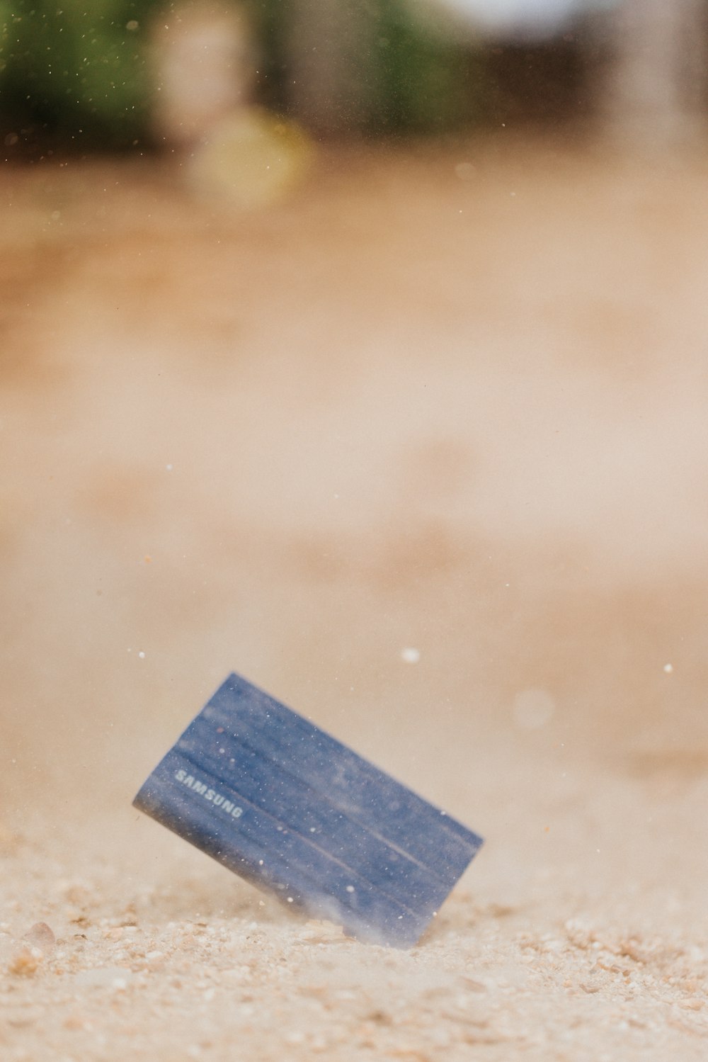 ein blaues rechteckiges Objekt auf einer Oberfläche