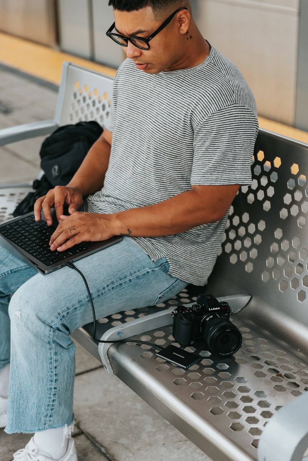 Eine Person, die mit einem Laptop auf einem Stuhl sitzt