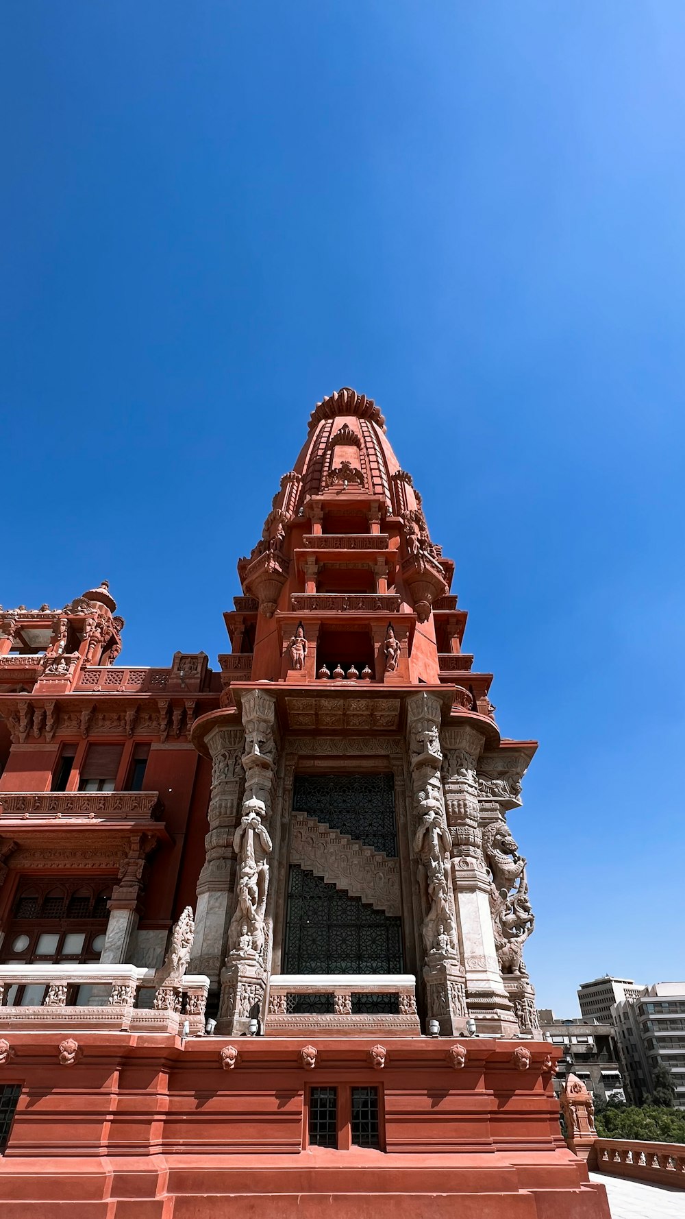 Un edificio con una torre