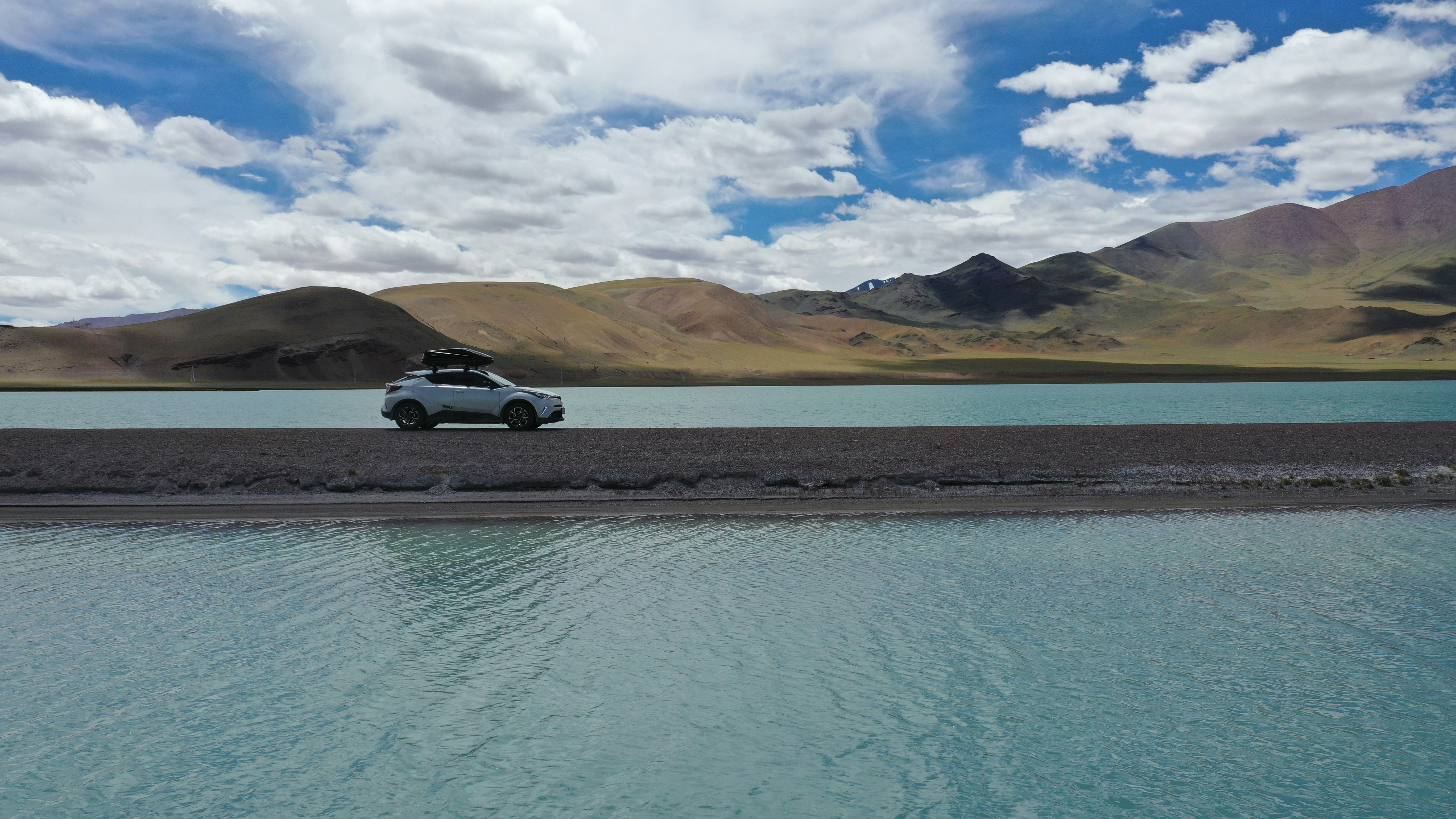 un coche aparcado en una playa