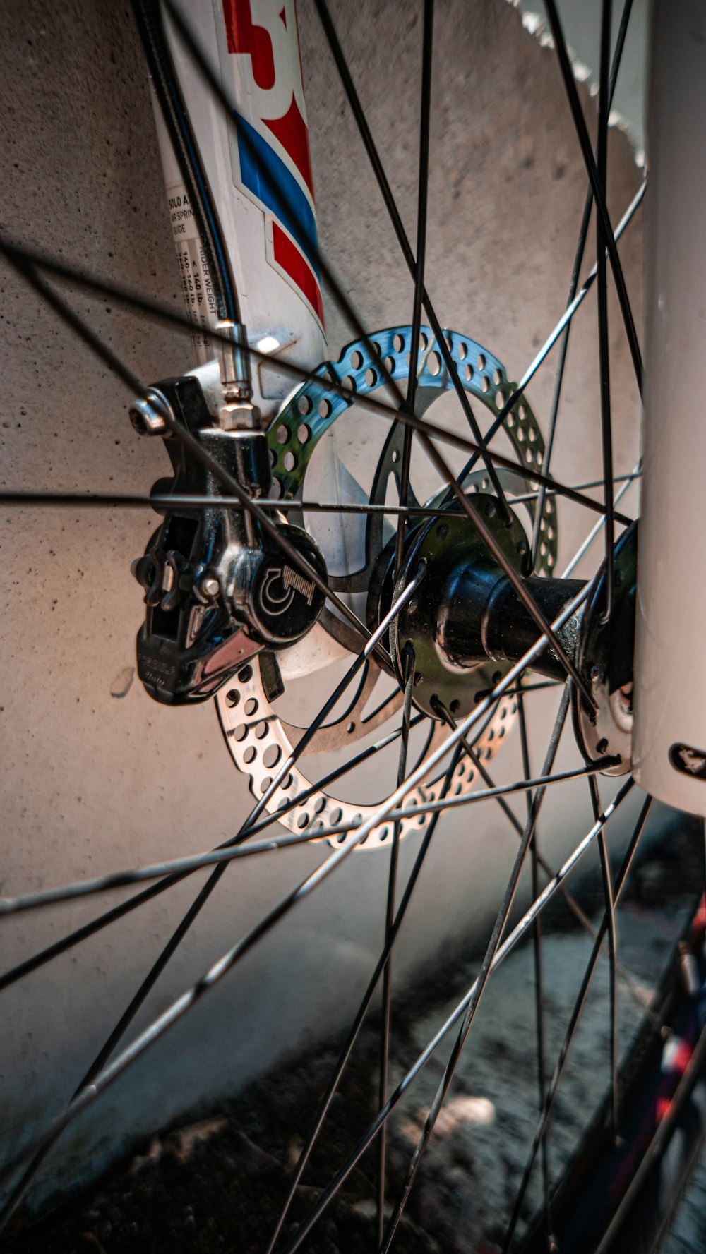 una rueda de bicicleta con una cadena