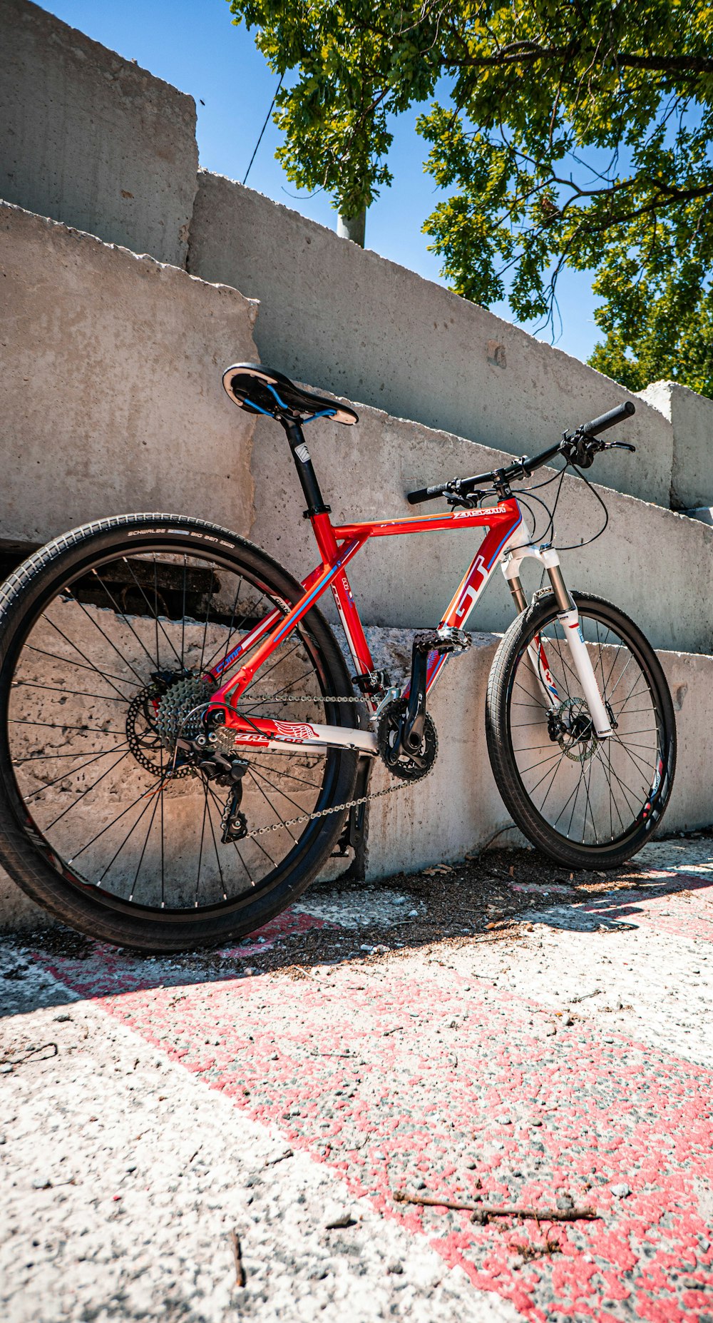 Ein Fahrrad an einer Wand geparkt