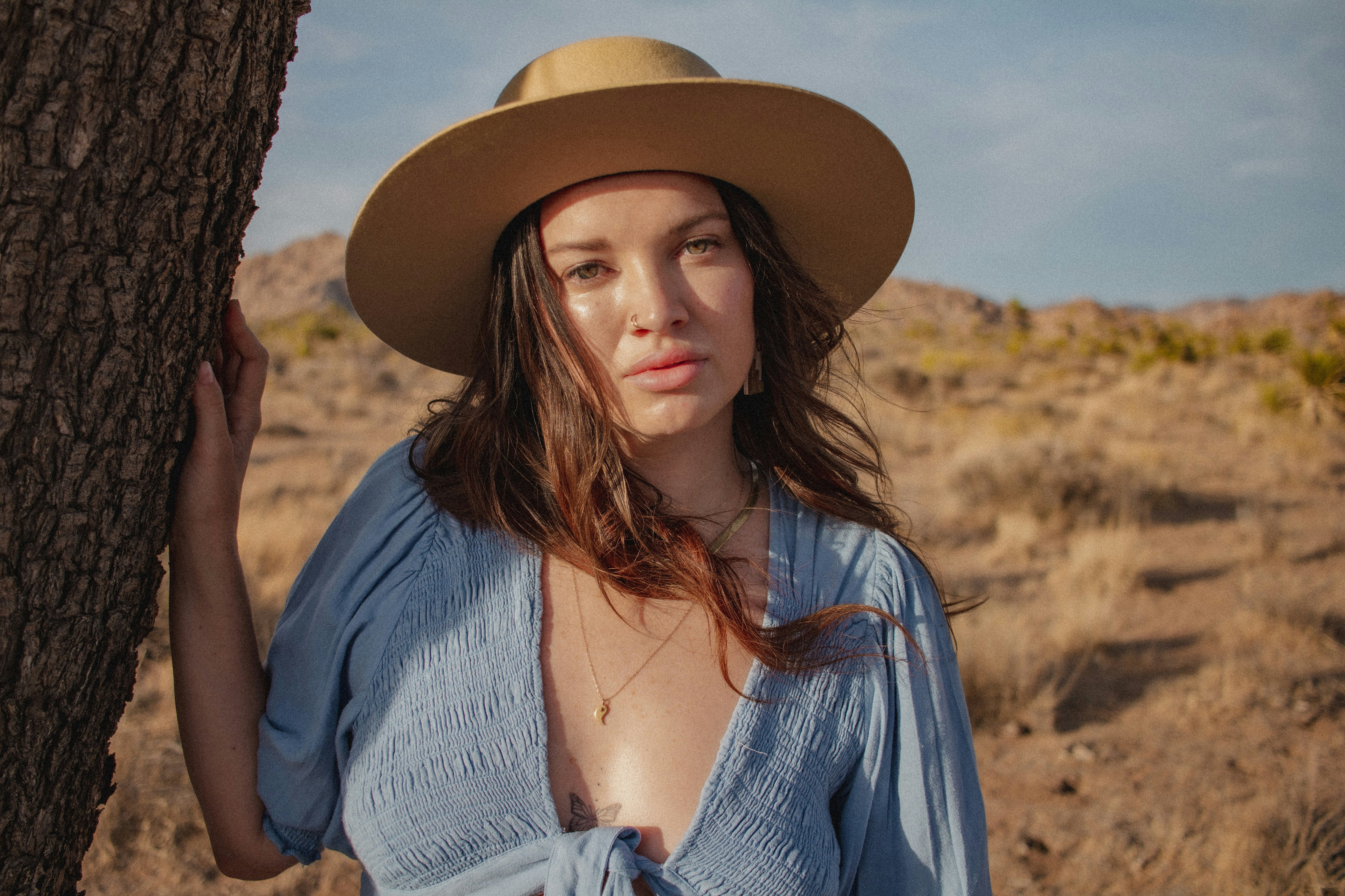 eine Person, die einen Hut trägt