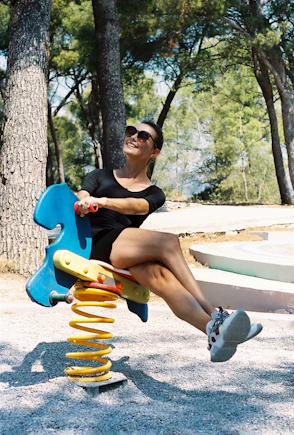une femme assise sur un jeu a ressort