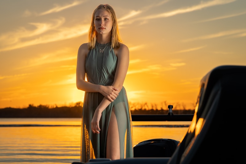 Femme élégante près voiture luxe