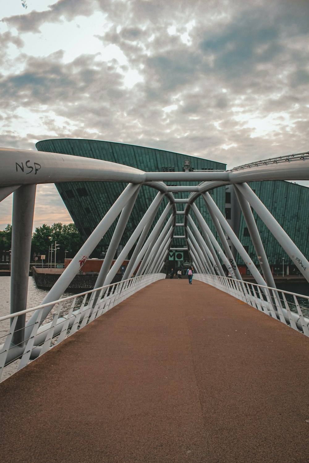 un pont avec une passerelle
