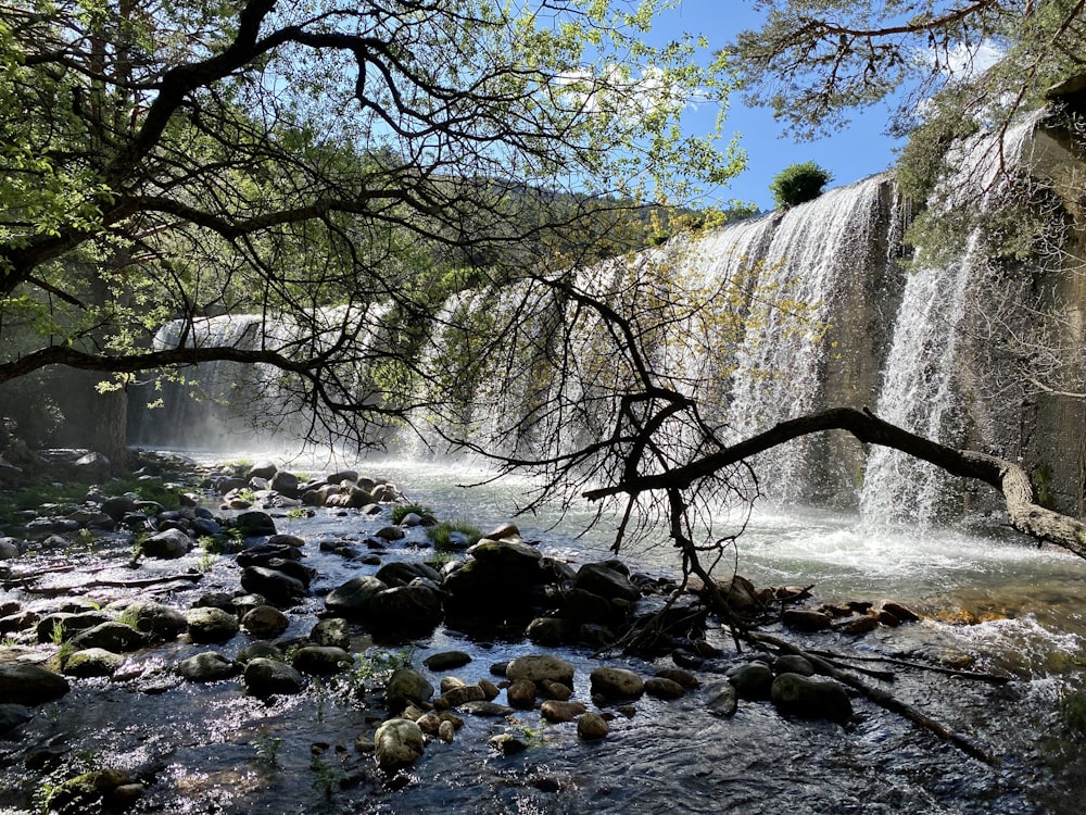 Ein Wasserfall über einem felsigen Fluss