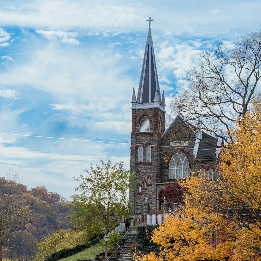 Une église avec un clocher