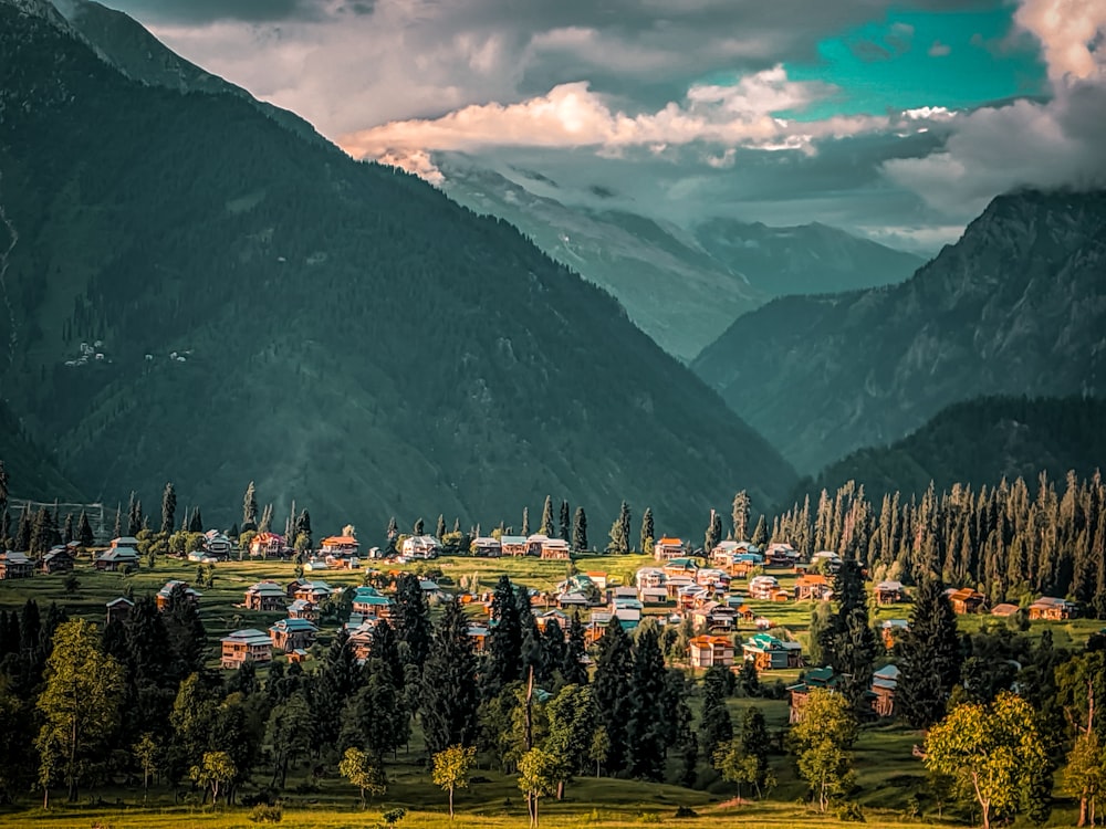 Un pueblo en el valle entre montañas