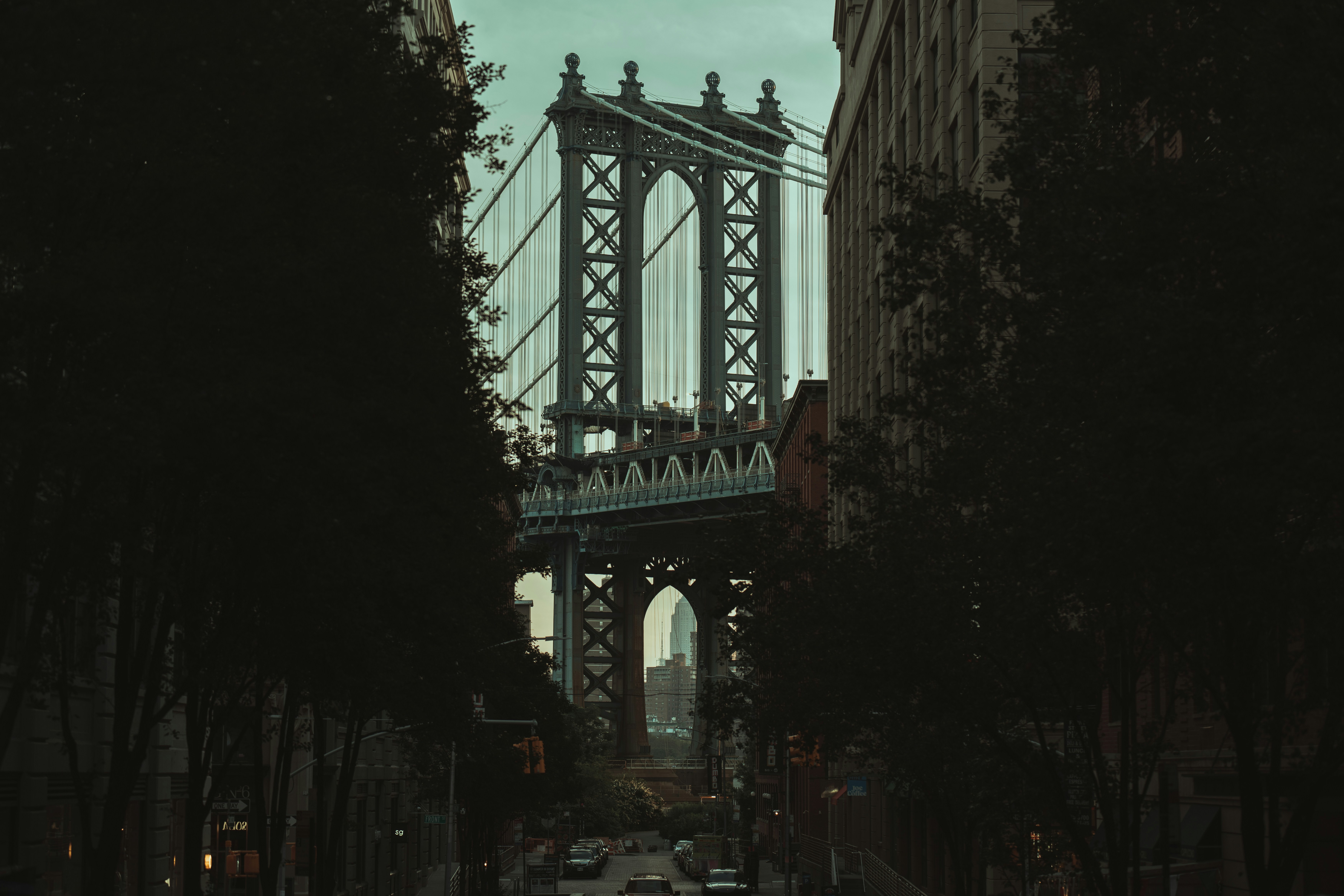 Un gran puente sobre una calle