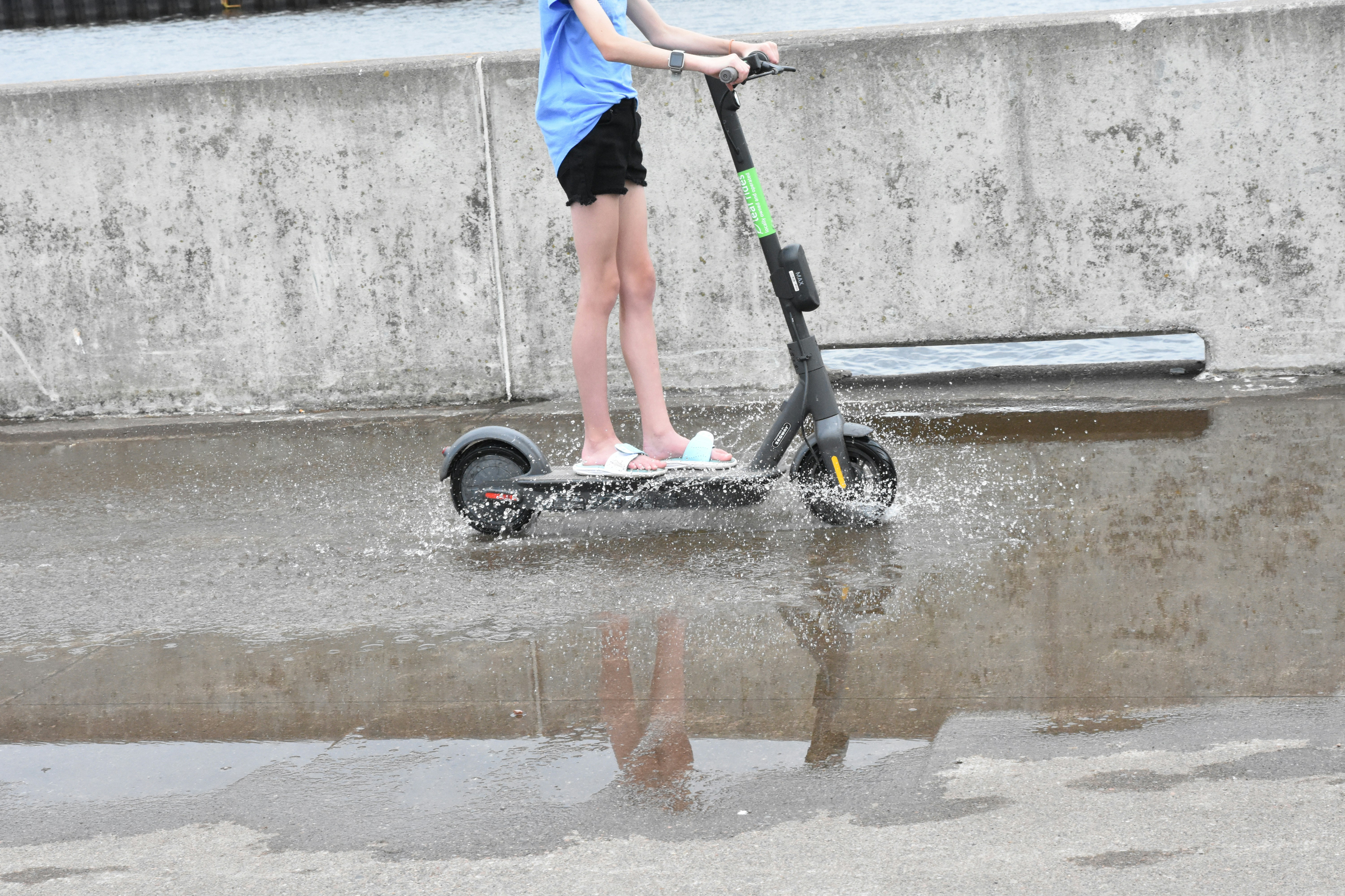 スクーターに乗っている人