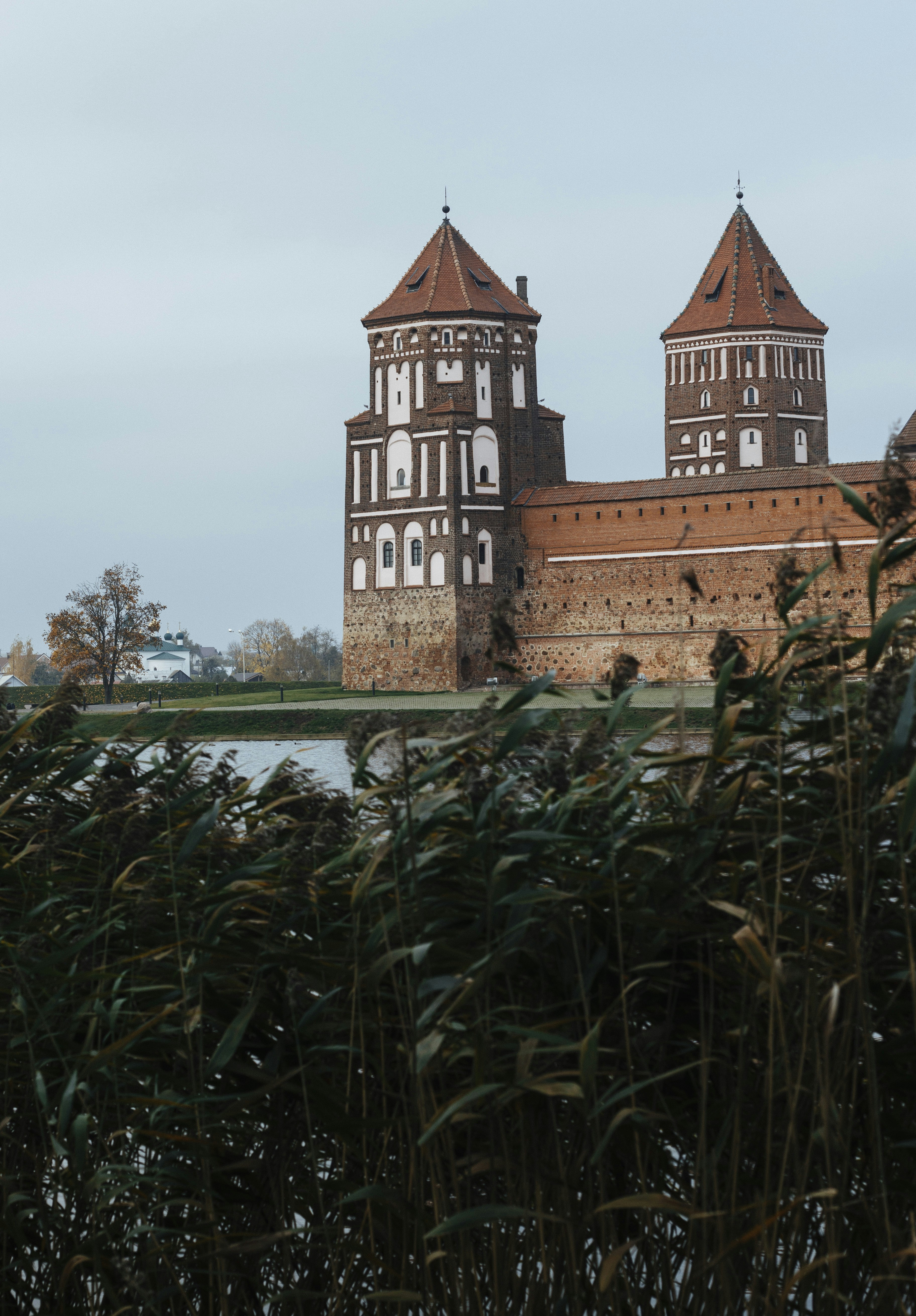 un bâtiment avec une tour et une horloge