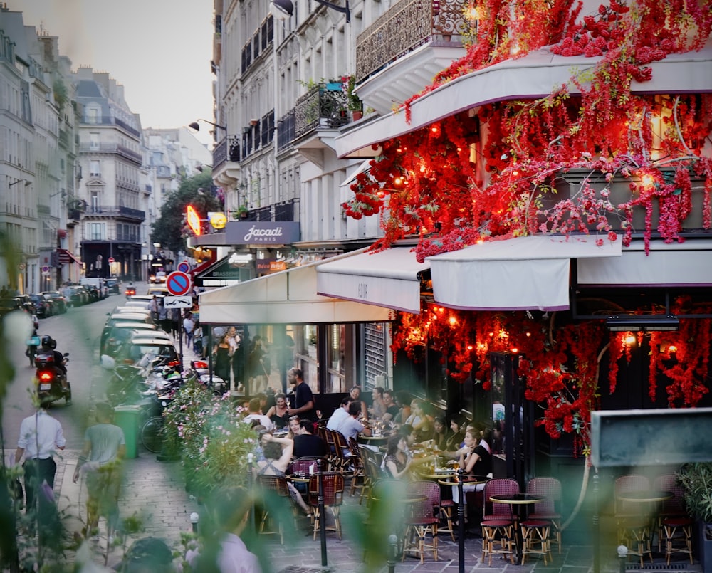 Une rue avec des gens et des bâtiments