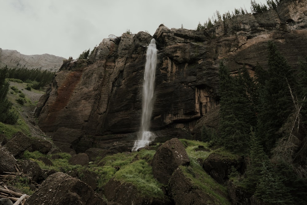 uma cachoeira em uma área rochosa