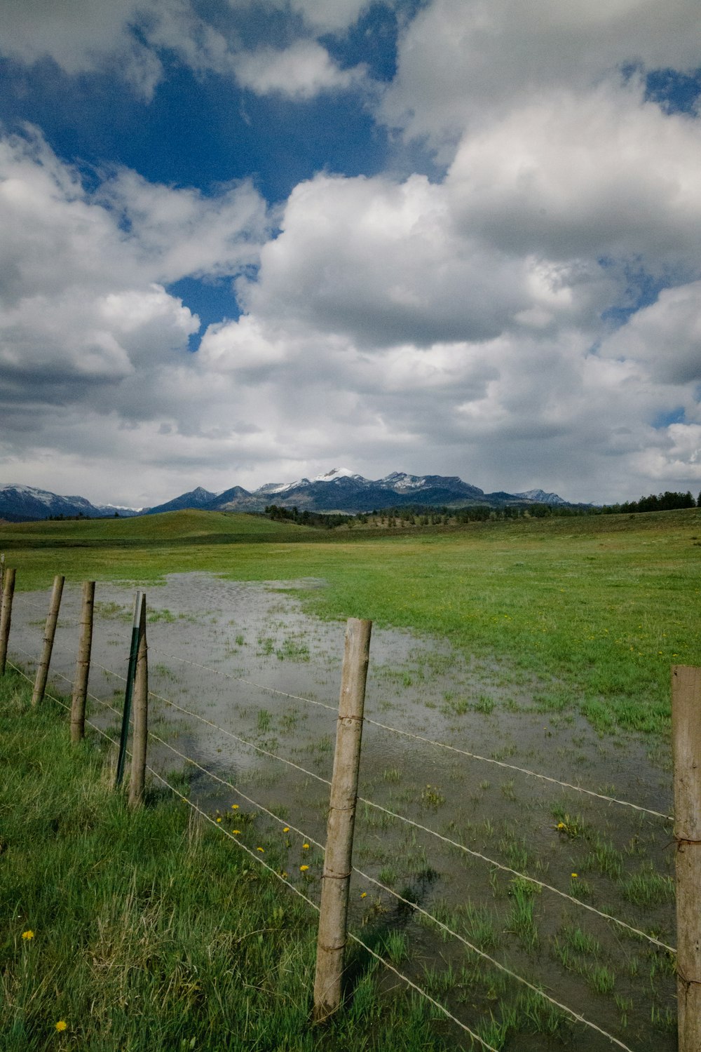 um sinal no lado de um campo de terra