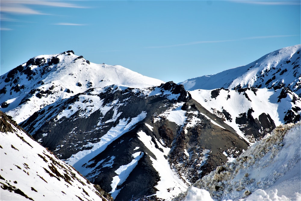 Una catena montuosa innevata