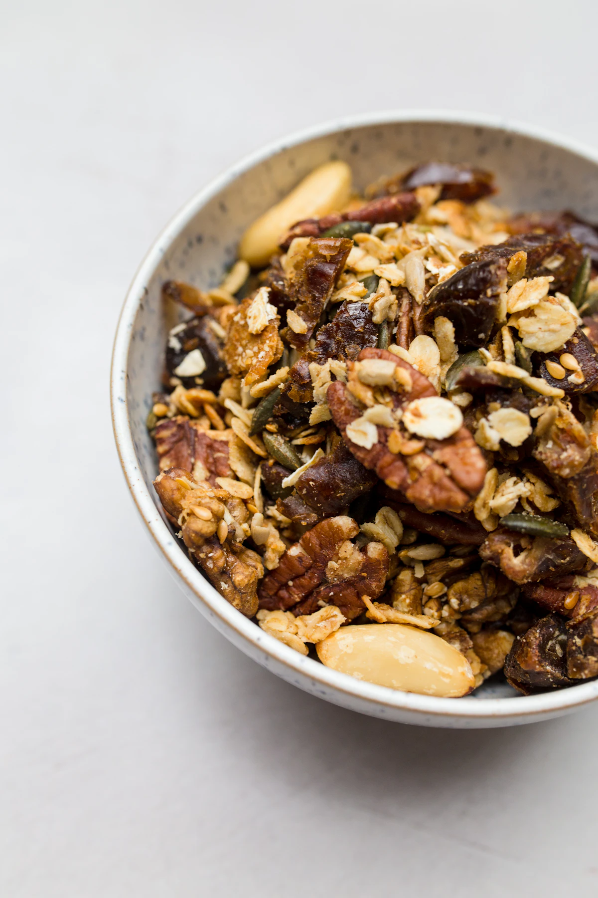 Pflanzliche Bowl mit Gemüse als Beispiel für eine einfache sättigende Mahlzeit nach dem Rauchstopp