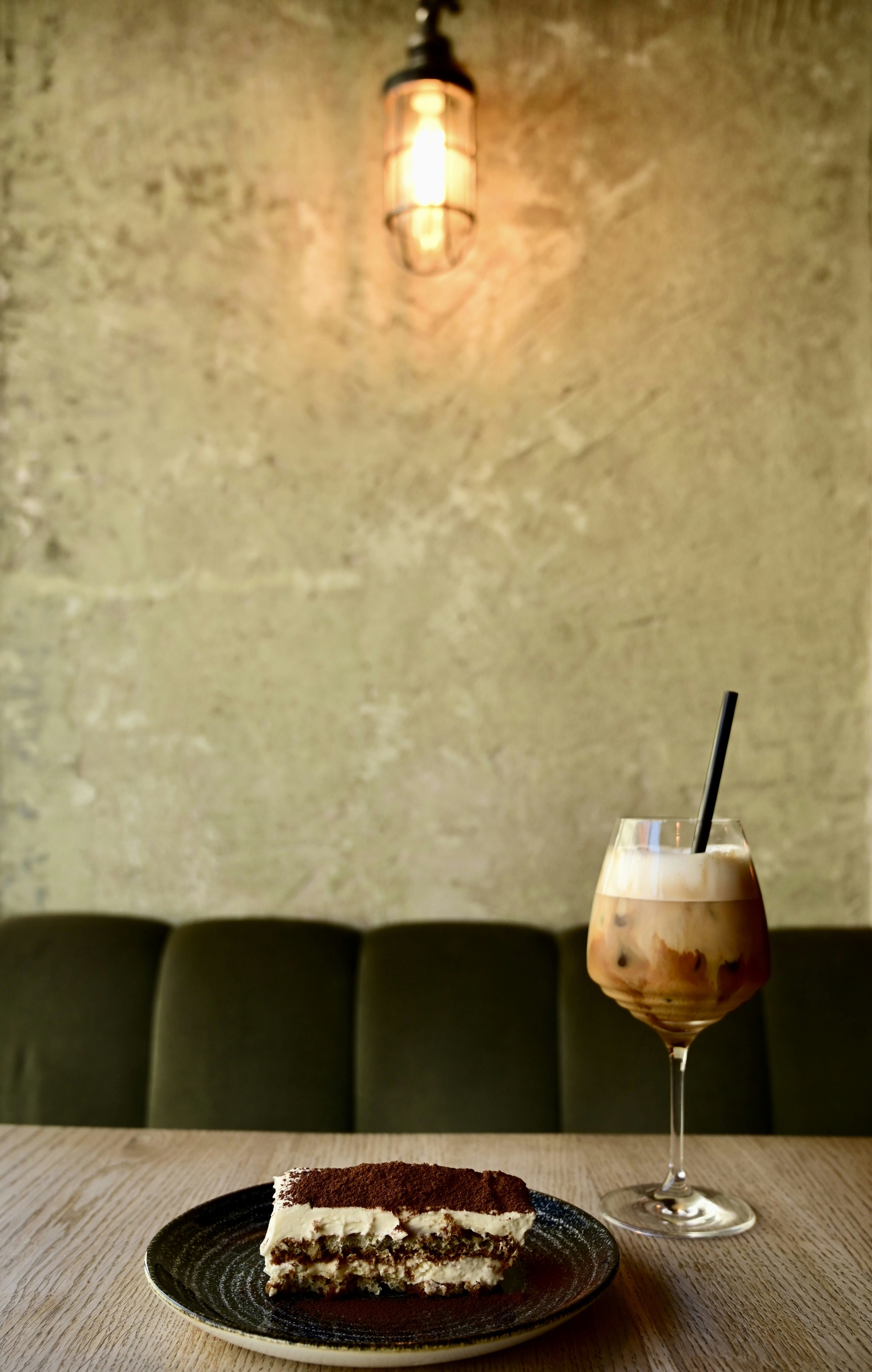 아이스커피와 함께하는 맛있는 티라미수 디저트