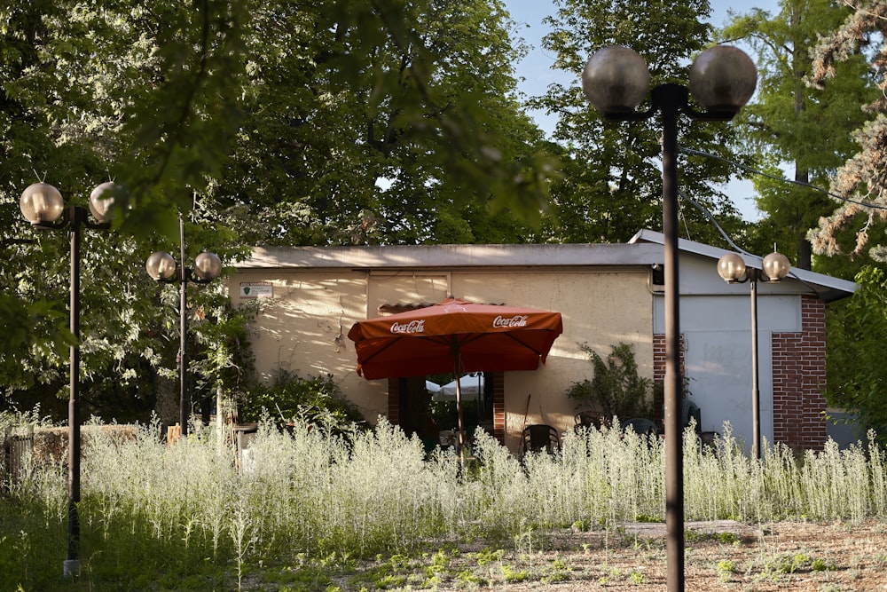 Un edificio con un ombrello rosso