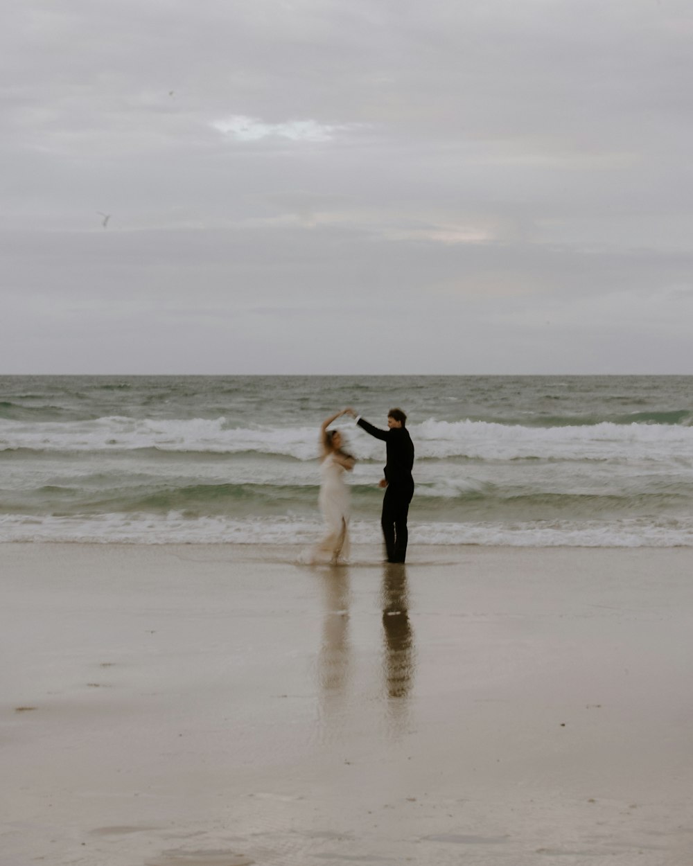 um homem e uma mulher em uma praia