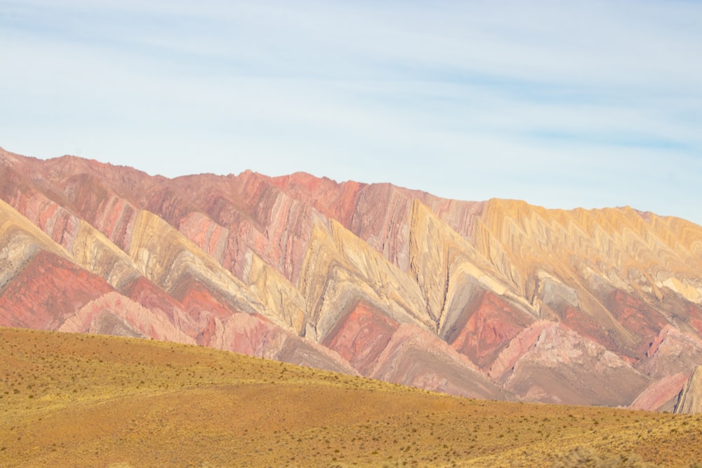 Una gran montaña roja