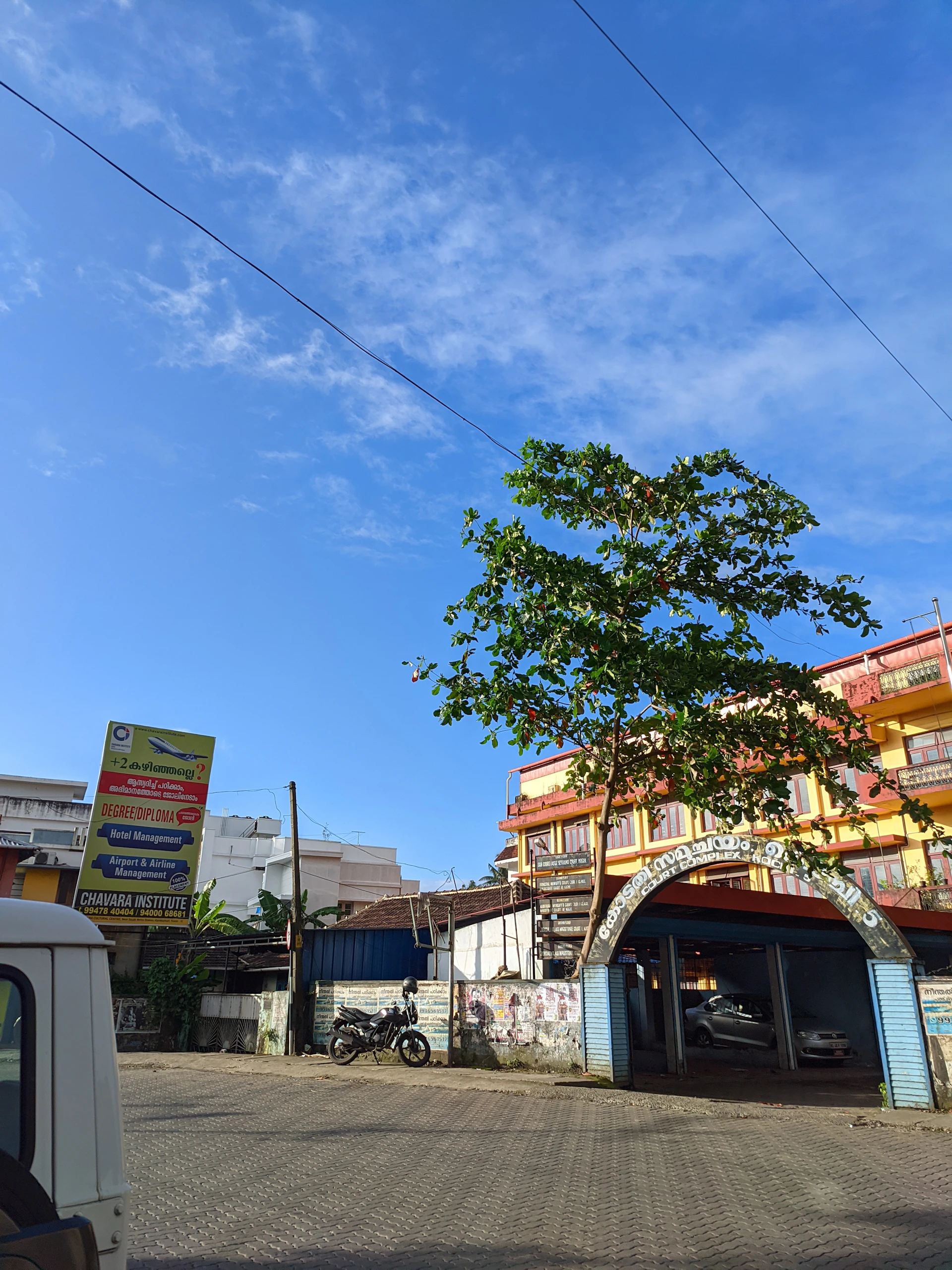 gray computer monitor