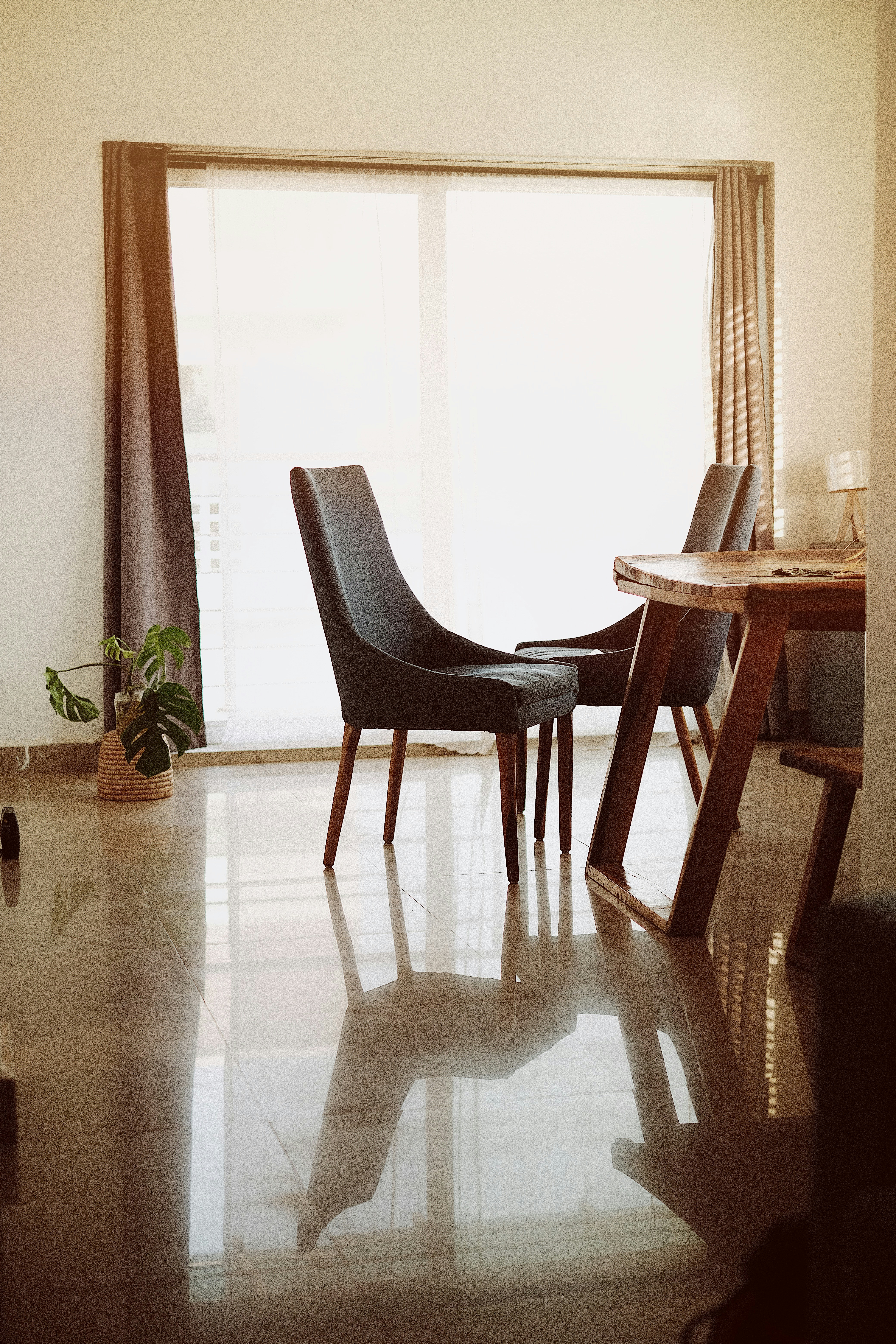 Stylish Modern Dining Table