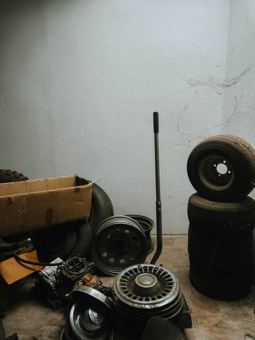 uma pilha de pneus