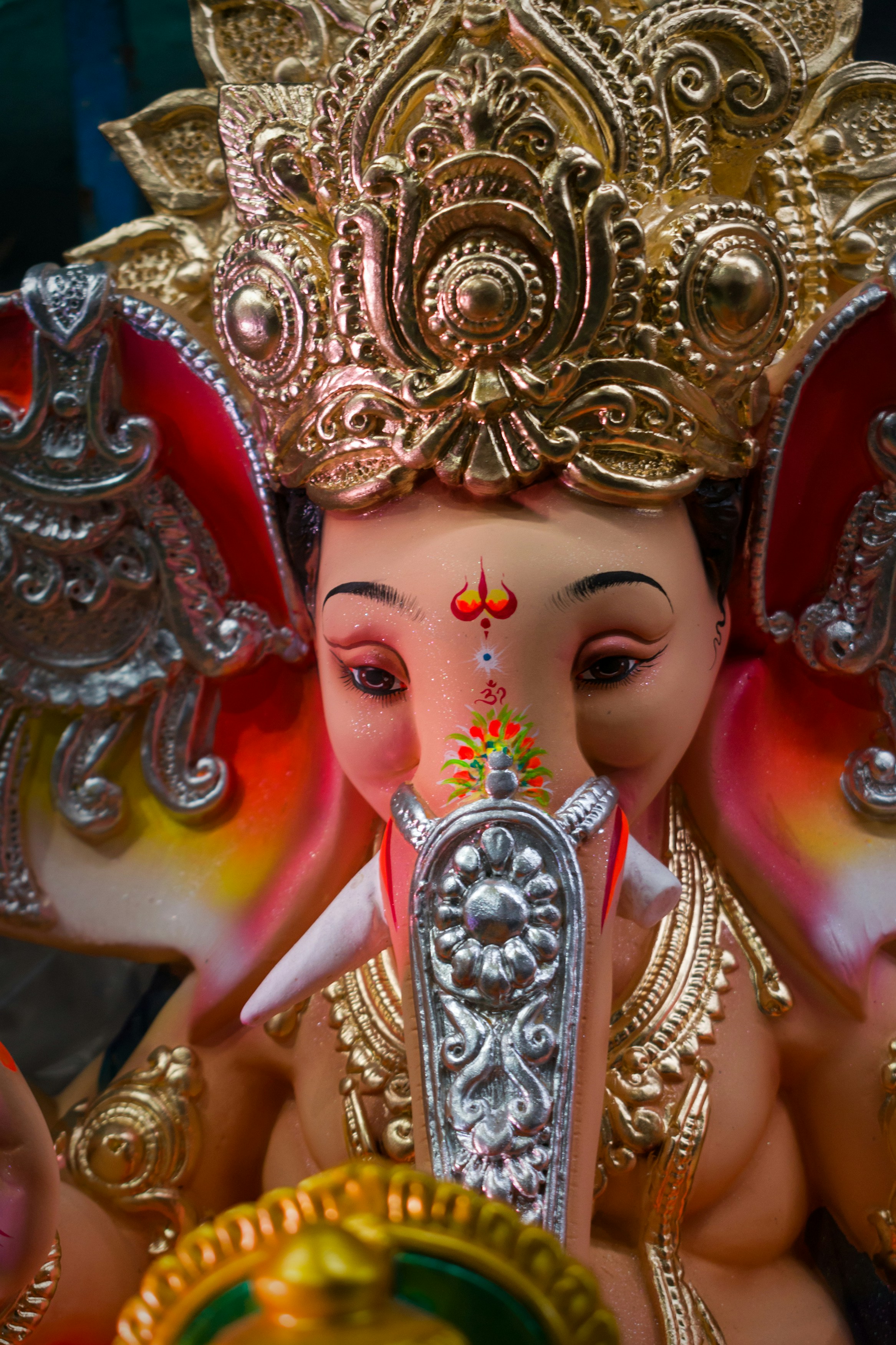 A person wearing a crown photo – Free Maharashtra Image on Unsplash