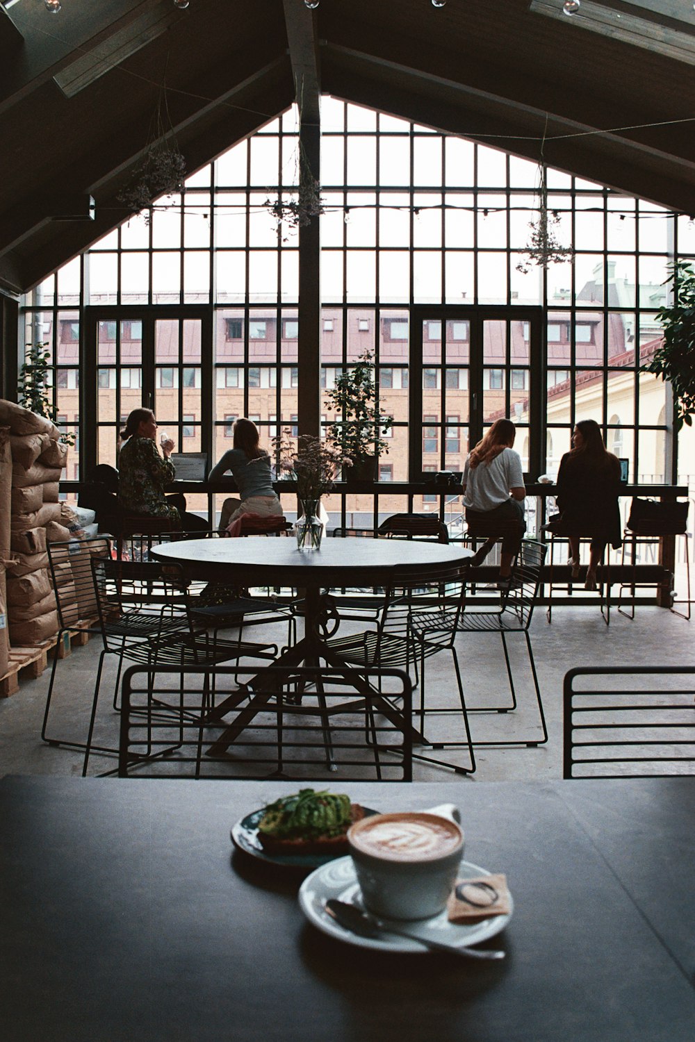 un groupe de personnes assises à des tables