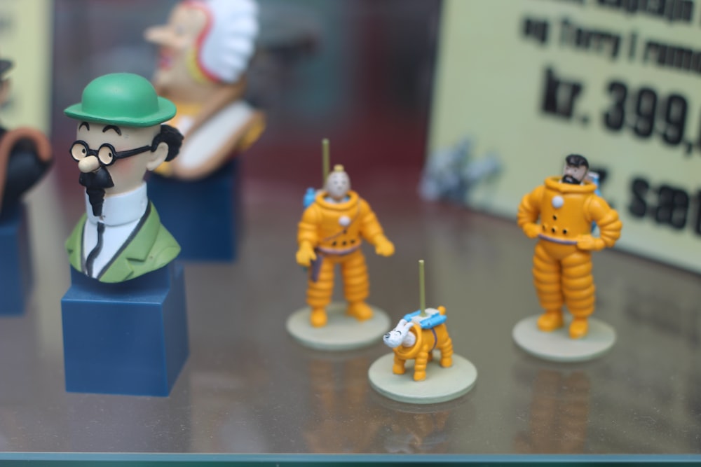 Un groupe de figurines jouets