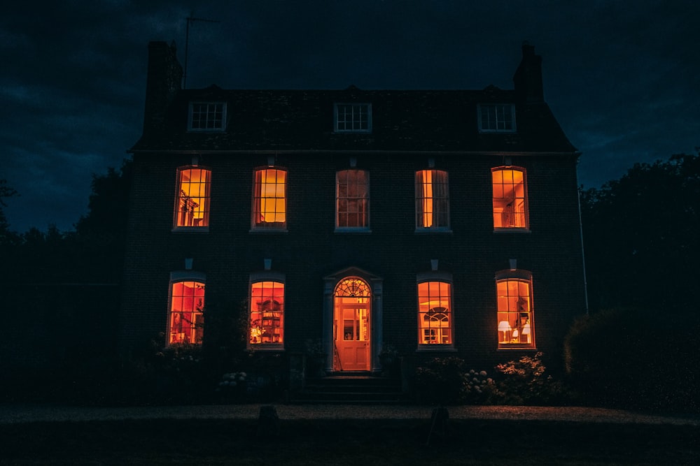 Une maison avec des lumières rouges