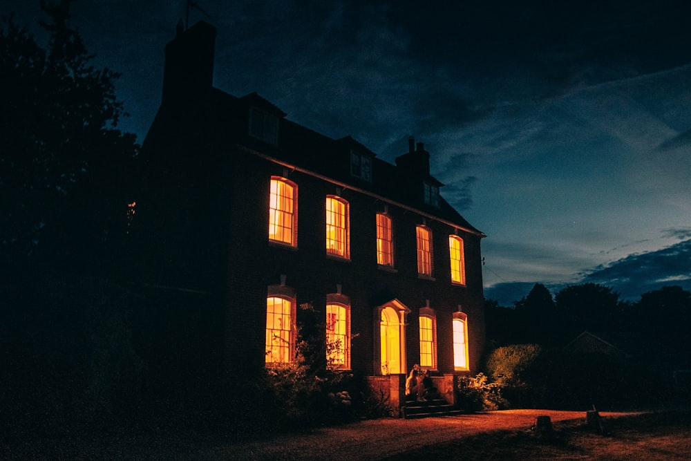 Una casa con luces brillantes por la noche