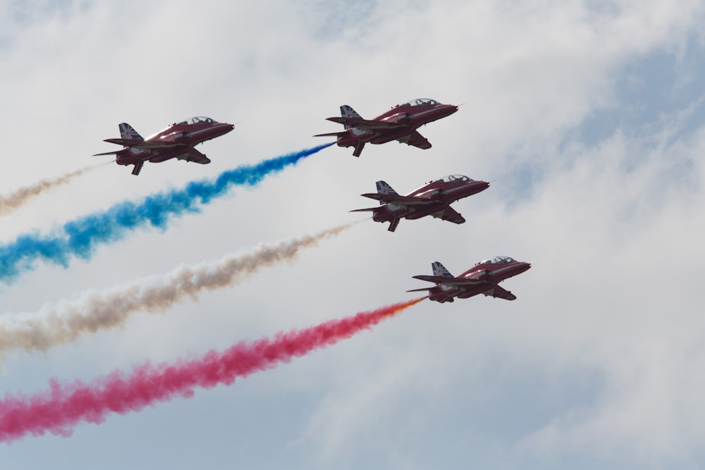 jets flying in formation