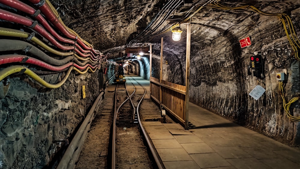 Un treno che attraversa un tunnel