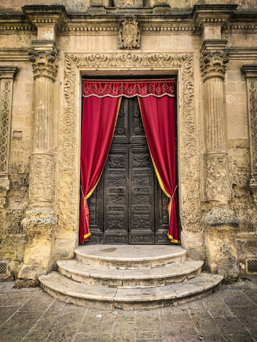 Ein roter Vorhang aus einem Fenster